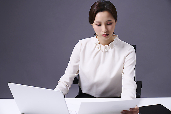 포토 직업 1 라이프스타일 시선 여자 뷰포인트 가구 백그라운드 비즈니스 모션 실내 사람 동양인 청년 전자제품 회색 작업 직장인 여자한명만 성인여자만 파일형식 들기 업무 앉기 노트북 문서 전문직 20대 한명 한국인 책상 스튜디오촬영 JPG 회색배경 성인여자한명만 성인 우먼라이프 앞모습 상반신 응시 비즈니스우먼 국내포토
