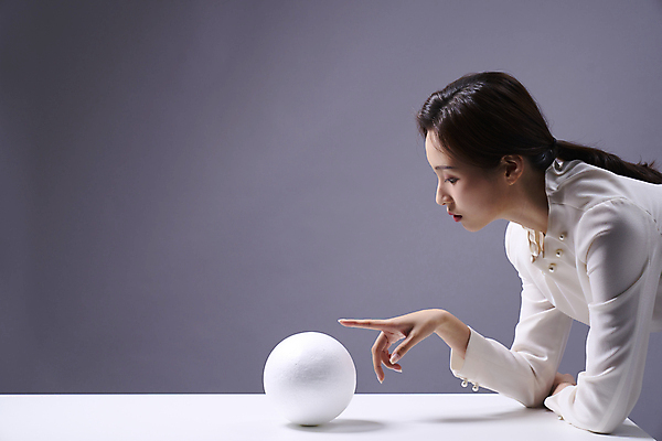 포토 도형 직업 1 라이프스타일 시선 여자 뷰포인트 가구 백그라운드 비즈니스 실내 사람 동양인 손짓 청년 회색 직장인 여자한명만 성인여자만 파일형식 오브젝트 원형 가리킴 전문직 20대 한명 한국인 책상 스튜디오촬영 JPG 회색배경 성인여자한명만 성인 우먼라이프 옆모습 상반신 응시 비즈니스우먼 국내포토