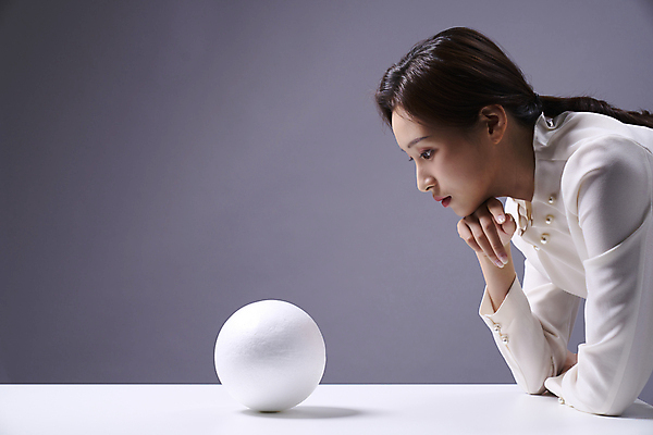 포토 JPG 스튜디오촬영 우먼라이프 응시 여자 비즈니스 회색배경 한명 상반신 20대 성인 옆모습 턱괴기 한국인 비즈니스우먼 원형 전문직 책상 오브젝트 성인여자한명만 국내포토 도형 직업 1 라이프스타일 시선 뷰포인트 가구 백그라운드 모션 실내 사람 동양인 청년 회색 직장인 여자한명만 성인여자만 파일형식