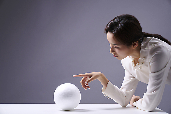 포토 JPG 스튜디오촬영 우먼라이프 응시 여자 비즈니스 회색배경 한명 상반신 20대 성인 옆모습 기댐 한국인 가리킴 비즈니스우먼 원형 전문직 책상 오브젝트 성인여자한명만 국내포토 도형 직업 1 라이프스타일 시선 뷰포인트 가구 백그라운드 모션 실내 사람 동양인 손짓 청년 회색 직장인 여자한명만 성인여자만 파일형식