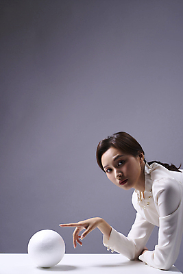 포토 JPG 스튜디오촬영 우먼라이프 응시 여자 비즈니스 회색배경 한명 상반신 20대 성인 옆모습 한국인 가리킴 비즈니스우먼 원형 전문직 책상 오브젝트 성인여자한명만 국내포토 도형 직업 1 라이프스타일 시선 뷰포인트 가구 백그라운드 실내 사람 동양인 손짓 청년 회색 직장인 여자한명만 성인여자만 파일형식