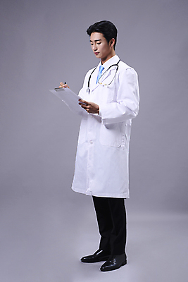 포토 직업 1 라이프스타일 남자 뷰포인트 백그라운드 모션 실내 사람 동양인 청년 사무용품 회색 의사 남자한명만 성인남자만 파일형식 내려보기 기록 전문직 20대 한명 한국인 전신 수의사 스튜디오촬영 JPG 회색배경 성인남자한명만 성인 옆모습 맨라이프 들기 서류판 국내포토