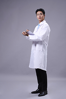 포토 JPG 스튜디오촬영 전신 응시 남자 맨라이프 회색배경 한명 들기 20대 성인 옆모습 한국인 기록 전문직 수의사 서류판 성인남자한명만 국내포토 직업 1 라이프스타일 시선 뷰포인트 백그라운드 모션 실내 사람 동양인 청년 사무용품 회색 의사 남자한명만 성인남자만 파일형식