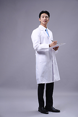 포토 JPG 스튜디오촬영 전신 응시 남자 맨라이프 회색배경 한명 들기 20대 성인 옆모습 펜 한국인 기록 전문직 수의사 서류판 성인남자한명만 국내포토 직업 1 라이프스타일 시선 뷰포인트 백그라운드 모션 실내 사람 동양인 청년 필기구 사무용품 회색 의사 남자한명만 성인남자만 파일형식