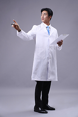 포토 JPG 스튜디오촬영 전신 응시 남자 맨라이프 회색배경 한명 들기 20대 성인 앞모습 옆모습 펜 한국인 가리킴 전문직 수의사 서류판 성인남자한명만 국내포토 직업 1 라이프스타일 시선 뷰포인트 백그라운드 모션 실내 사람 동양인 손짓 청년 필기구 사무용품 회색 의사 남자한명만 성인남자만 파일형식