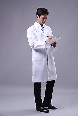 포토 직업 1 라이프스타일 시선 남자 뷰포인트 백그라운드 컨셉 모션 실내 사람 동양인 청년 사무용품 회색 의사 남자한명만 성인남자만 파일형식 집중 기록 전문직 20대 한명 한국인 전신 수의사 스튜디오촬영 JPG 회색배경 성인남자한명만 성인 옆모습 응시 맨라이프 들기 서류판 국내포토