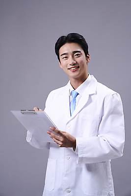 포토 직업 1 라이프스타일 시선 남자 뷰포인트 백그라운드 모션 실내 표정 사람 동양인 청년 사무용품 회색 의사 남자한명만 성인남자만 파일형식 기록 미소 전문직 20대 한명 한국인 전신 수의사 스튜디오촬영 JPG 회색배경 성인남자한명만 성인 앞모습 상반신 응시 맨라이프 들기 서류판 국내포토
