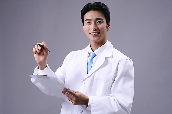 포토 JPG 스튜디오촬영 전신 응시 남자 맨라이프 회색배경 한명 미소 들기 상반신 20대 성인 앞모습 펜 한국인 전문직 수의사 서류판 성인남자한명만 국내포토 직업 1 라이프스타일 시선 뷰포인트 백그라운드 모션 실내 표정 사람 동양인 청년 필기구 사무용품 회색 의사 남자한명만 성인남자만 파일형식