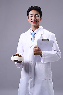 포토 JPG 스튜디오촬영 전신 응시 남자 맨라이프 회색배경 한명 미소 들기 상반신 20대 성인 앞모습 한국인 전문직 먹이 수의사 서류판 성인남자한명만 국내포토 직업 1 라이프스타일 시선 뷰포인트 백그라운드 모션 실내 표정 사람 동양인 청년 사무용품 회색 의사 남자한명만 성인남자만 파일형식