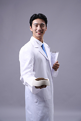 포토 JPG 스튜디오촬영 전신 응시 남자 맨라이프 회색배경 한명 미소 들기 상반신 20대 성인 옆모습 한국인 전문직 수의사 성인남자한명만 국내포토 직업 1 라이프스타일 시선 뷰포인트 백그라운드 모션 실내 표정 사람 동양인 청년 회색 의사 남자한명만 성인남자만 파일형식