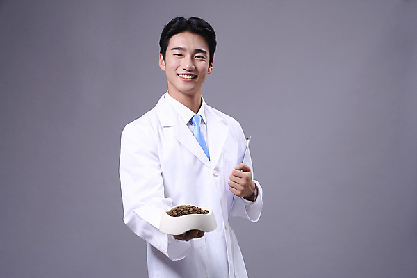 포토 JPG 스튜디오촬영 전신 응시 남자 맨라이프 회색배경 한명 미소 들기 상반신 20대 성인 앞모습 한국인 전문직 먹이 수의사 서류판 성인남자한명만 국내포토 직업 1 라이프스타일 시선 뷰포인트 백그라운드 모션 실내 표정 사람 동양인 청년 사무용품 회색 의사 남자한명만 성인남자만 파일형식