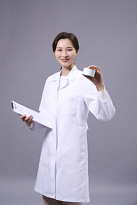 포토 JPG 스튜디오촬영 우먼라이프 응시 여자 회색배경 한명 미소 들기 상반신 20대 성인 앞모습 한국인 전문직 통조림 수의사 서류판 성인여자한명만 국내포토 직업 1 라이프스타일 시선 뷰포인트 백그라운드 모션 실내 표정 사람 동양인 청년 사무용품 회색 의사 여자한명만 성인여자만 파일형식