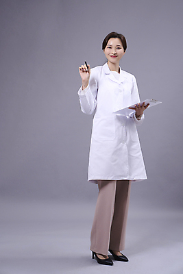 포토 직업 1 라이프스타일 시선 뷰포인트 백그라운드 모션 실내 표정 사람 동양인 청년 필기구 사무용품 회색 의사 여자한명만 성인여자만 파일형식 옆모습 미소 응시 펜 들기 전문직 20대 한명 한국인 여자 전신 수의사 스튜디오촬영 JPG 회색배경 성인여자한명만 성인 우먼라이프 앞모습 서류판 국내포토