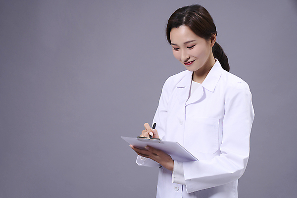 포토 JPG 스튜디오촬영 전신 우먼라이프 여자 회색배경 한명 미소 들기 상반신 20대 성인 옆모습 한국인 기록 전문직 수의사 서류판 성인여자한명만 내려보기 국내포토 직업 1 라이프스타일 뷰포인트 백그라운드 모션 실내 표정 사람 동양인 청년 사무용품 회색 의사 여자한명만 성인여자만 파일형식