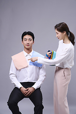 포토 직업 시선 뷰포인트 백그라운드 모션 실내 표정 사람 동양인 손짓 청년 뷰티 회색 직물 파일형식 상반신 서기 앉기 미소 가리킴 응시 전문직 20대 두명 한국인 남자 여자 퍼스널컬러 스튜디오촬영 JPG 성인만 성인 회색배경 천 옆모습 앞모습 고객 국내포토