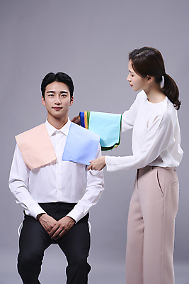 포토 JPG 스튜디오촬영 응시 여자 남자 회색배경 서기 앉기 상반신 20대 성인 두명 한국인 잡기 비교 전문직 천 고객 성인만 퍼스널컬러 국내포토 직업 시선 백그라운드 컨셉 모션 실내 사람 동양인 청년 뷰티 회색 직물 파일형식