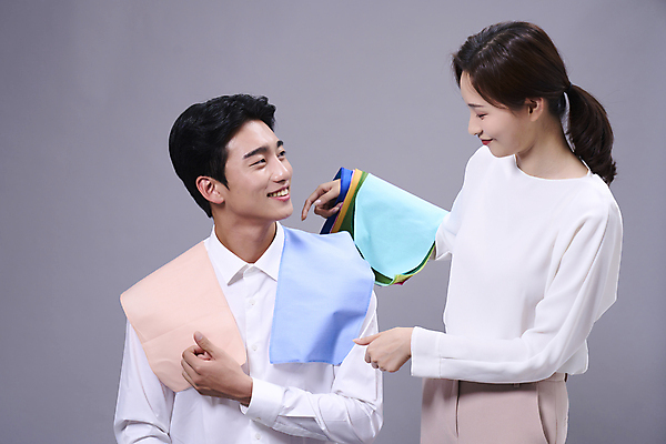 포토 직업 시선 뷰포인트 백그라운드 모션 실내 표정 사람 동양인 청년 뷰티 회색 직물 파일형식 서기 앉기 미소 응시 손짓 전문직 20대 두명 한국인 남자 여자 퍼스널컬러 스튜디오촬영 JPG 성인만 성인 회색배경 천 옆모습 앞모습 고객 상반신 국내포토