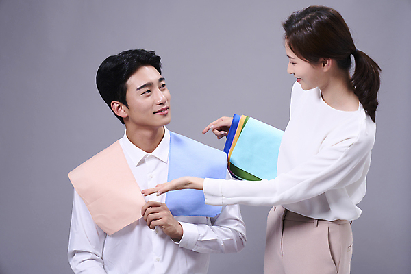 포토 JPG 스튜디오촬영 응시 여자 남자 회색배경 서기 미소 앉기 상반신 20대 성인 두명 앞모습 옆모습 마주보기 한국인 가리킴 잡기 전문직 천 고객 성인만 퍼스널컬러 국내포토 직업 시선 뷰포인트 백그라운드 모션 실내 표정 사람 동양인 손짓 청년 뷰티 회색 직물 파일형식