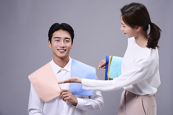 포토 직업 시선 뷰포인트 백그라운드 모션 실내 표정 사람 동양인 손짓 청년 뷰티 회색 직물 파일형식 가리킴 서기 앉기 잡기 미소 응시 앞모습 옆모습 상반신 고객 전문직 20대 두명 한국인 남자 여자 퍼스널컬러 스튜디오촬영 JPG 성인만 성인 회색배경 천 국내포토