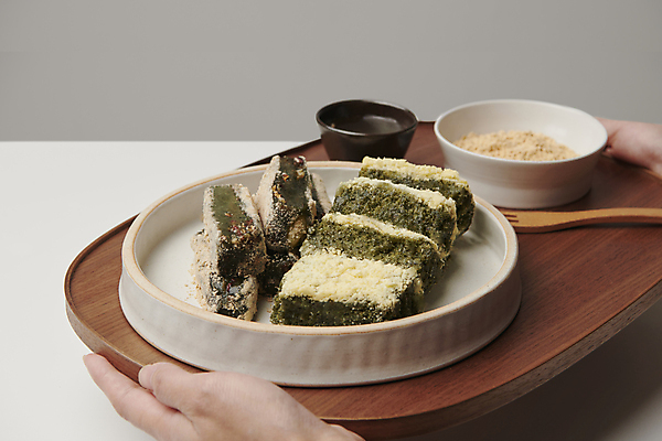 포토 JPG 스튜디오촬영 손 포크 회색배경 들기 근접촬영 신체부위 봄 나무쟁반 쑥 쑥떡 콩가루 국내포토 식기 계절 뷰포인트 백그라운드 채소 모션 떡 쟁반 실내 사람 목재 회색 가루 파일형식