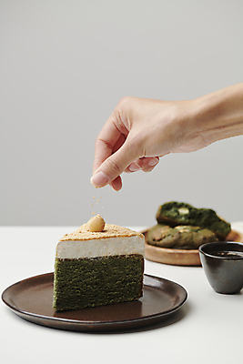 포토 JPG 스튜디오촬영 손 회색배경 아웃포커스 신체부위 케이크 봄 뿌리기 쑥 콩가루 국내포토 계절 백그라운드 채소 모션 디저트 촬영기법 실내 사람 회색 가루 파일형식