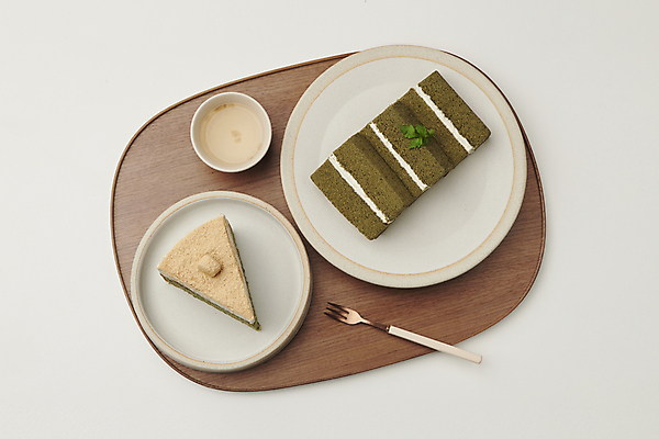 포토 JPG 스튜디오촬영 포크 사람없음 하이앵글 케이크 봄 흰배경 나무쟁반 쑥 콩가루 국내포토 식기 계절 뷰포인트 백그라운드 채소 디저트 쟁반 실내 목재 흰색 가루 파일형식