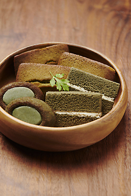 포토 JPG 스튜디오촬영 근접촬영 사람없음 쿠키 봄 나무그릇 쑥 카스테라 피낭시에 나무배경 국내포토 그릇 계절 빵 뷰포인트 백그라운드 채소 디저트 실내 목재 파일형식