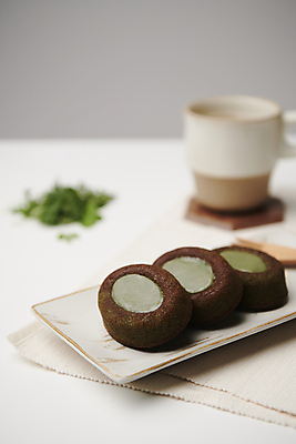 포토 JPG 스튜디오촬영 회색배경 디저트 근접촬영 사람없음 아웃포커스 컵 봄 차 쑥 국내포토 식기 계절 음료 음식 뷰포인트 백그라운드 채소 촬영기법 실내 회색 파일형식