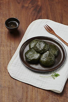 포토 JPG 스튜디오촬영 사람없음 하이앵글 봄 식혜 나무포크 쑥 쑥떡 나무배경 국내포토 계절 음료 뷰포인트 백그라운드 포크 채소 떡 실내 전통차 파일형식