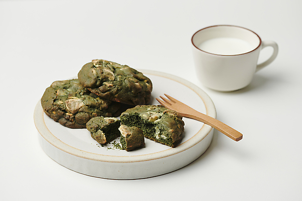 포토 JPG 스튜디오촬영 사람없음 쿠키 봄 우유 머그컵 흰배경 나무포크 쑥 국내포토 계절 백그라운드 포크 채소 디저트 유제품 실내 컵 흰색 파일형식