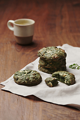 포토 JPG 스튜디오촬영 사람없음 컵 쿠키 봄 쑥 나무배경 국내포토 식기 계절 백그라운드 채소 디저트 실내 파일형식