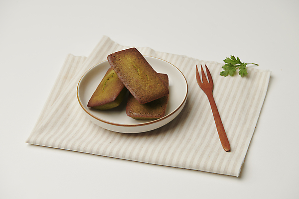 포토 JPG 스튜디오촬영 사람없음 봄 흰배경 나무포크 쑥 피낭시에 국내포토 계절 백그라운드 포크 채소 디저트 실내 흰색 파일형식