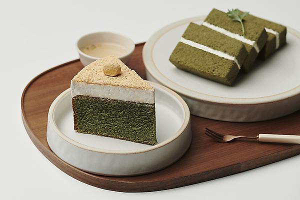 포토 JPG 스튜디오촬영 근접촬영 사람없음 케이크 봄 흰배경 나무쟁반 쑥 카스테라 국내포토 계절 빵 뷰포인트 백그라운드 채소 디저트 쟁반 실내 목재 흰색 파일형식