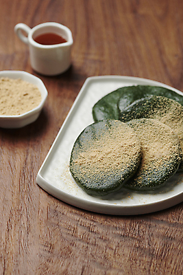 포토 JPG 스튜디오촬영 근접촬영 사람없음 아웃포커스 봄 꿀 쑥 쑥떡 콩가루 나무배경 국내포토 계절 뷰포인트 백그라운드 채소 떡 촬영기법 실내 가루 파일형식