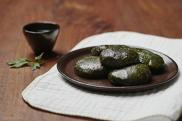 포토 JPG 스튜디오촬영 사람없음 봄 찻잔 쑥 쑥떡 나무배경 국내포토 계절 백그라운드 채소 잔 떡 실내 파일형식