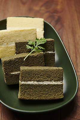 포토 JPG 스튜디오촬영 접시 근접촬영 사람없음 봄 쑥 카스테라 나무배경 국내포토 식기 계절 빵 뷰포인트 백그라운드 채소 실내 파일형식