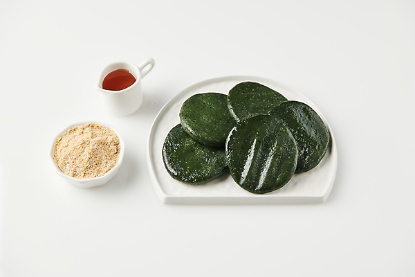 포토 JPG 스튜디오촬영 사람없음 봄 흰배경 꿀 쑥 쑥떡 콩가루 국내포토 계절 백그라운드 채소 떡 실내 흰색 가루 파일형식