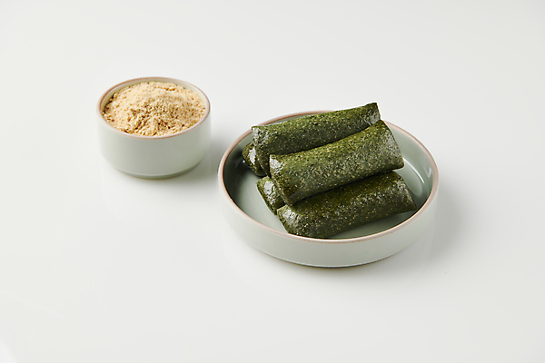 포토 계절 백그라운드 채소 떡 실내 흰색 가루 파일형식 쑥떡 쑥 봄 사람없음 콩가루 스튜디오촬영 JPG 흰배경 국내포토