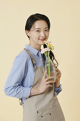 포토 JPG 스튜디오촬영 라이프스타일 응시 여자 꽃 한명 미소 들기 상반신 20대 성인 취미 옆모습 꽃병 한국인 플로리스트 성인여자한명만 국내포토 식물 직업 1 시선 뷰포인트 모션 실내 표정 사람 동양인 청년 생활 여자한명만 성인여자만 파일형식
