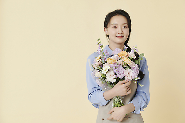 포토 JPG 스튜디오촬영 라이프스타일 여자 꽃 꽃다발 안기 한명 미소 상반신 20대 성인 취미 앞모습 한국인 플로리스트 성인여자한명만 국내포토 식물 직업 1 뷰포인트 모션 실내 표정 사람 동양인 청년 생활 여자한명만 성인여자만 파일형식