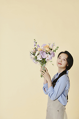 포토 JPG 스튜디오촬영 라이프스타일 응시 여자 꽃 꽃다발 한명 미소 들기 상반신 20대 성인 취미 옆모습 한국인 플로리스트 성인여자한명만 국내포토 식물 직업 1 시선 뷰포인트 모션 실내 표정 사람 동양인 청년 생활 여자한명만 성인여자만 파일형식