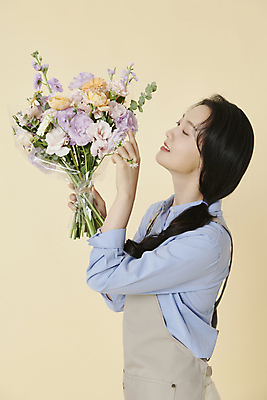 포토 JPG 스튜디오촬영 라이프스타일 여자 꽃 꽃다발 한명 미소 들기 상반신 20대 성인 취미 옆모습 한국인 플로리스트 성인여자한명만 국내포토 식물 직업 1 뷰포인트 모션 실내 표정 사람 동양인 청년 생활 여자한명만 성인여자만 파일형식