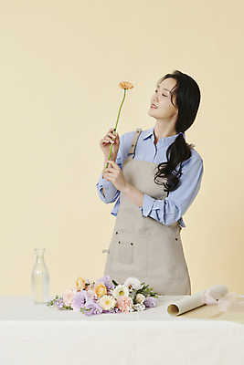 포토 JPG 스튜디오촬영 라이프스타일 응시 여자 꽃 한명 들기 상반신 20대 성인 취미 앞모습 한국인 플로리스트 성인여자한명만 국내포토 식물 직업 1 시선 뷰포인트 모션 실내 사람 동양인 청년 생활 여자한명만 성인여자만 파일형식