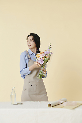 포토 JPG 스튜디오촬영 라이프스타일 응시 여자 꽃 꽃다발 한명 들기 상반신 20대 성인 취미 앞모습 한국인 플로리스트 성인여자한명만 국내포토 식물 직업 1 시선 뷰포인트 모션 실내 사람 동양인 청년 생활 여자한명만 성인여자만 파일형식