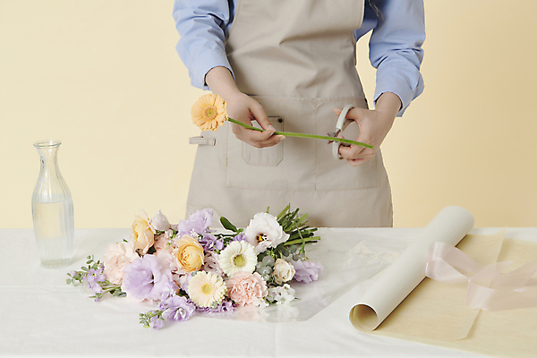 포토 JPG 스튜디오촬영 라이프스타일 여자 꽃 가위 한명 들기 근접촬영 상반신 20대 성인 취미 앞모습 한국인 플로리스트 성인여자한명만 국내포토 식물 직업 1 뷰포인트 모션 문구용품 실내 사람 동양인 청년 생활 여자한명만 성인여자만 파일형식