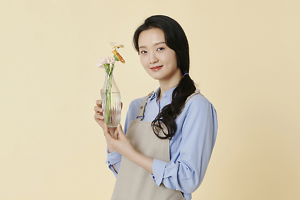 포토 JPG 스튜디오촬영 라이프스타일 여자 꽃 한명 미소 들기 상반신 20대 성인 취미 앞모습 옆모습 꽃병 한국인 플로리스트 성인여자한명만 국내포토 식물 직업 1 뷰포인트 모션 실내 표정 사람 동양인 청년 생활 여자한명만 성인여자만 파일형식