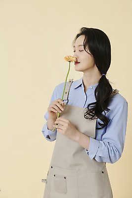 포토 JPG 스튜디오촬영 라이프스타일 여자 꽃 한명 들기 상반신 20대 성인 취미 앞모습 눈감음 한국인 향기 플로리스트 성인여자한명만 국내포토 식물 직업 1 뷰포인트 모션 실내 사람 동양인 청년 생활 냄새 여자한명만 성인여자만 파일형식
