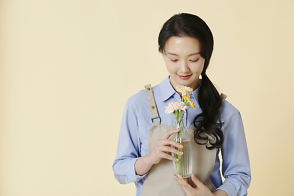 포토 JPG 스튜디오촬영 라이프스타일 여자 꽃 한명 미소 들기 상반신 20대 성인 취미 앞모습 꽃병 한국인 플로리스트 성인여자한명만 내려보기 국내포토 식물 직업 1 뷰포인트 모션 실내 표정 사람 동양인 청년 생활 여자한명만 성인여자만 파일형식