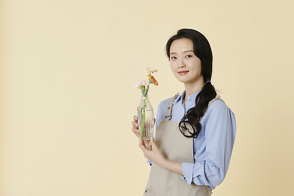 포토 JPG 스튜디오촬영 라이프스타일 응시 여자 꽃 한명 미소 들기 상반신 20대 성인 취미 옆모습 꽃병 한국인 플로리스트 성인여자한명만 국내포토 식물 직업 1 시선 뷰포인트 모션 실내 표정 사람 동양인 청년 생활 여자한명만 성인여자만 파일형식