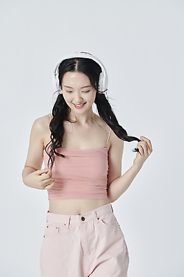 포토 JPG 스튜디오촬영 라이프스타일 여자 음악 한명 미소 상반신 20대 성인 취미 앞모습 머리카락 헤드폰 음악감상 한국인 잡기 성인여자한명만 내려보기 숱 국내포토 1 뷰포인트 음향기기 모션 문화예술 실내 표정 사람 동양인 청년 생활 머리 감상 여자한명만 성인여자만 파일형식